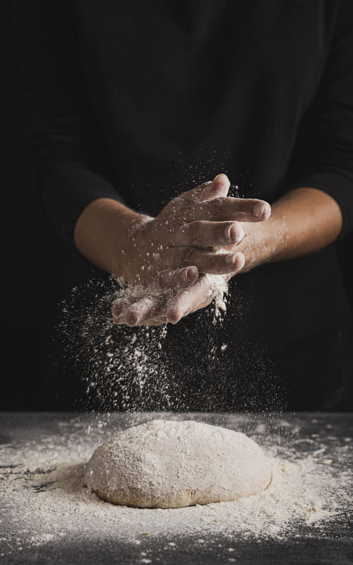 Pizzaiolo João Sá preparando a massa na Pizzaria artesanal na Praia do Carvoeiro - O Forno do Fraser